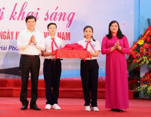Đồng chí Nguyễn Long Hải - Bí thư BCH Trung ương Đoàn, Chủ tịch Hội đồng Đội Trung ương trao hoa, khăn quàng đỏ cho đại diện trường THCS Tô Hiệu 